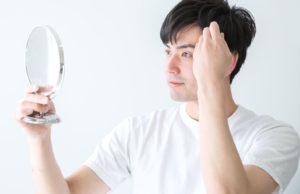 AGA(男性型脱毛症)の原因とは…？【AGA基礎知識】